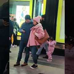 SURPRISE busker IMPRESSES the CROWD with 'VIVA LA VIDA'@GusMatheus #busking #guitar #singer #shorts