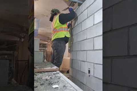 Laying Top Course Corner Block Cut around Rebar Plumbing ans Level #masonrywork