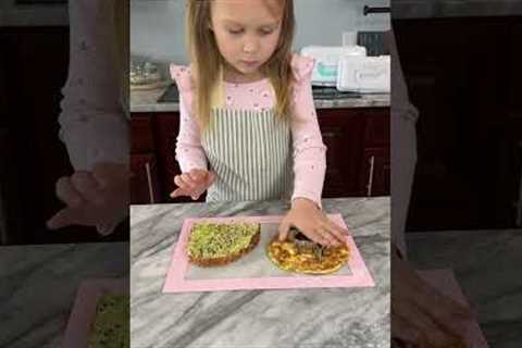 Avocado Breakfast Sandwich you will LOVE. 💕 #avocadosandwich #breakfastideas #kidfriendly #protein