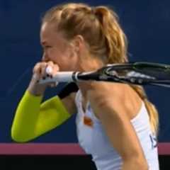 Tennis Player Can't stop laughing at the opposite player mistake