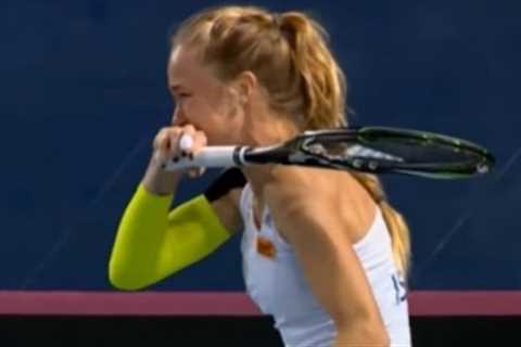 Tennis Player Can't stop laughing at the opposite player mistake