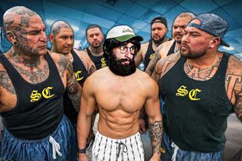 BODYBUILDERS VS CLEANER | Anatoly GYM PRANK🔥😱