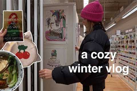 a cozy (winter) end to the year vlog - lots of hobbies, reading, cooking + reflections ☕🕯️🧸