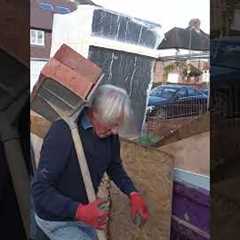 The old bastard still at it . Paul Weller  #hodcarrier #oldschool #bricklaying #tutorial