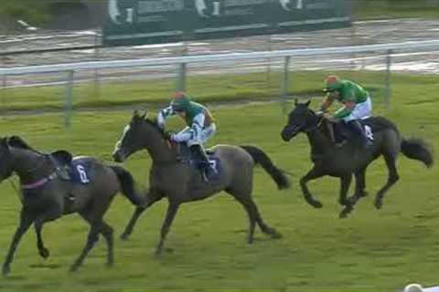 SHOCKING RACE MOMENT!  JOCKEY FALLS OFF- LOOSE HORSE KEEPS RUNNING INTERRUPTING OTHER RUNNERS