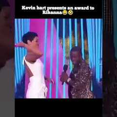Kevin hart presents an award to Rihanna😂🤣 #shorts #rihanna #kevinhart #funny #viralvideo #trending