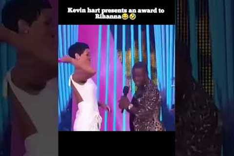 Kevin hart presents an award to Rihanna😂🤣 #shorts #rihanna #kevinhart #funny #viralvideo #trending