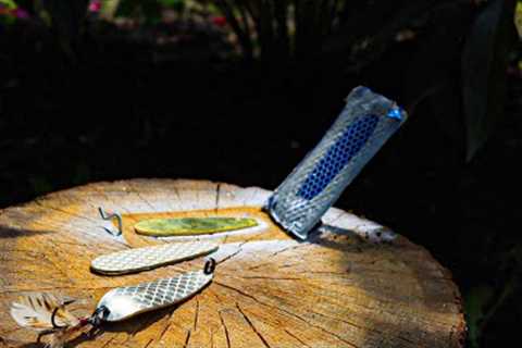 Device for making scales on a spoon lure