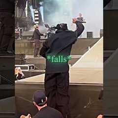 Rappers Falling Off The Stage 😳(Travis Scott, Playboi Carti, Blueface)