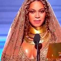 See What Riri Did To Beyonce 😁🙈 #rihanna #beyonce #shorts