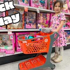 BLACK FRiDAY TOY SHOPPiNG WiTH BiG KiD SHOPPiNG CART!!Oak gets MOM a Present and wears KPOP Dress!