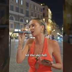 Australian Tourist STUNS The Crowd With Her Voice In ROME 🔥🇮🇹