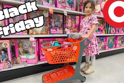 BLACK FRiDAY TOY SHOPPiNG WiTH BiG KiD SHOPPiNG CART!!Oak gets MOM a Present and wears KPOP Dress!