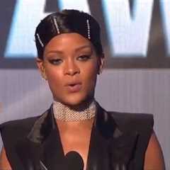 Rihanna Wins Iconic Award - AMA 2013