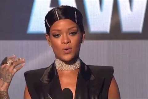 Rihanna Wins Iconic Award - AMA 2013