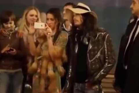 Aerosmith Steven Tyler sing with the street musician Moscow