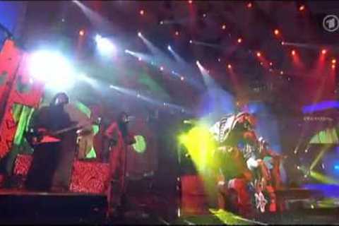 Rihanna-Rihanna Echo Awards 2010 Rude Boy Performance With Robots