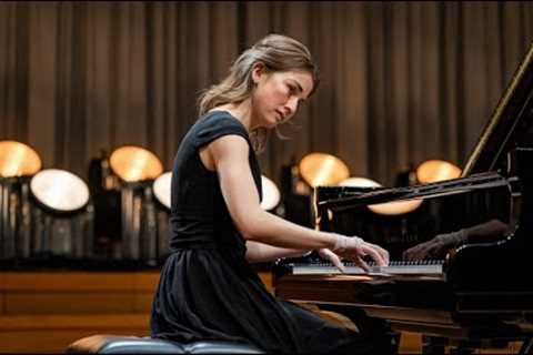 She Was Told to Play a Simple Piano Tune — Then She Stunned Them All with a Fiery Masterpiece...